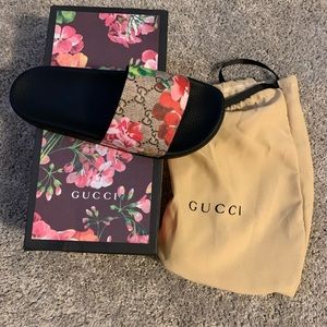 Time for some fun in the sun with these Gucci Bloom supreme slides!